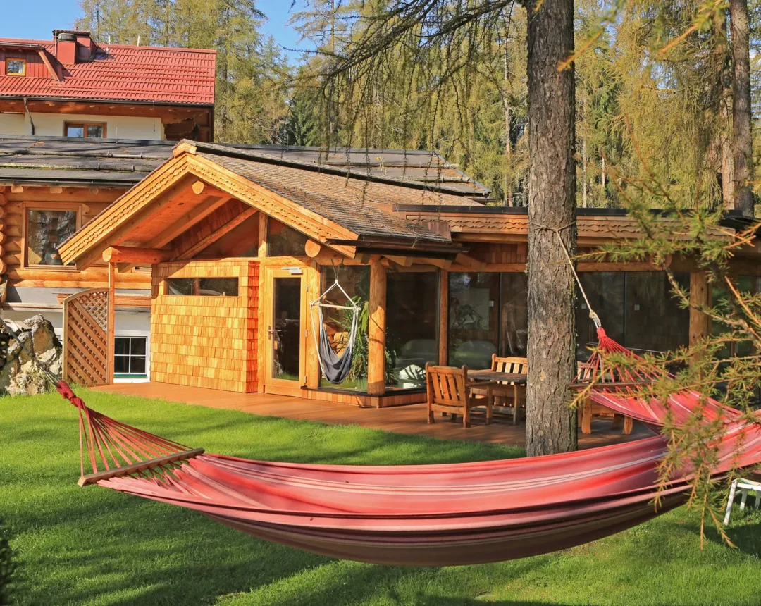 Eine Hängematte im Wellnessbereich im Naturhotel Lärchenhof