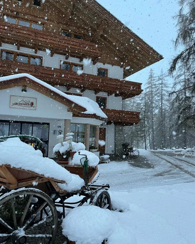 .
Es schneit ❄️ und laut Wetterbericht ist noch mehr Neuschnee 🤩 unterwegs!

So lässt es sich perfekt 🙌 ins neue Jahr starten! Frischer Powder, klare 🏔️ Luft und top Bedingungen für deine ersten Spuren 🎿 auf der Loipe.

🤫 Hast du deinen Winterurlaub 🩵 im Naturhotel Lärchenhof schon gebucht? 👉www.hotel-laerchenhof.at

#hotellärchenhof #lärchenhof #naturhotel #esschneit #neuschnee #topbedingungen #winterurlaub #auszeitindenbergen #bergwelten #mountains #feelaustria #skifahren #skiurlaub #langlaufen #langlaufurlaub #urlaubinösterreich #schladmingdachstein #ramsauamdachstein