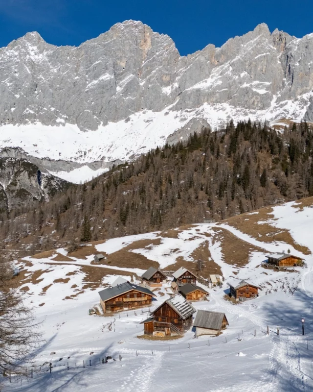 .
Winterwandern mit Aussicht 

Sonnige Wintertage ☀️ wie aus dem Bilderbuch! Die Sonne strahlt vom Himmel, der Schnee ❄️ glitzert unter den Füßen und jeder Schritt auf dem verschneiten Weg 🤩 zur Neustattalm bringt ein Stück Ruhe mit sich.

Nur das leise Knirschen begleitet uns durch die winterliche 🩵 Landschaft – rundherum Weite, der Dachstein 🏔️ und die stille Schönheit der Ramsauer Berge.

👉 www.hotel-laerchenhof.at

(c) @christine.percht.hoeflehner

#naturhotellärchenhof #winterwandern #neustattalm #naturhotel #winterurlaub #sonnenzeit #ramsauamdachstein #auszeitindenbergen #feelwinter #bergliebe #bergwelten #mountains #feelaustria #urlaubinösterreich #schladmingdachstein