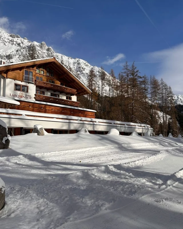 .
Wintervorfreude im Naturhotel Lärchenhof 🩵

Schon bald glitzert der erste Schnee ❄️ und verwandelt die Landschaft rund um unser Hotel in ein echtes 🤩 Wintermärchen.

Freu dich auf deine ersten Spuren in der Loipe, romantische Pferdeschlittenfahrten 🐴 durch verschneite Wälder und rasante Rodelabenteuer 🛷 vom Rittisberg mit der ganzen Familie!

🤫 Spürst du schon die Vorfreude auf den Winter? 

Sichere dir jetzt dein Lieblingszimmer 🤗 im Naturhotel Lärchenhof und erlebe die schönsten Wintermomente! 👉 www.hotel-laerchenhof.at

#hotellärchenhof #lärchenhof  #vorfreude #winterurlaub #langlauf #direktvorderhaustür #skitour #winterstart #baldgehtslos #winterauszeit #ski #langlaufen #winterangebote #winterwandern #winteriscoming #auszeitindenbergen #feelaustria #urlaubinösterreich #ramsauamdachstein #schladmingdachstein