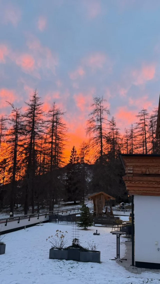 .
Rosaroter Abendhimmel über dem Naturhotel Lärchenhof - ein Anblick, der innehalten lässt. 

Ein Himmel in Rosa, leuchtende Berggipfel 🏔️ im letzten Licht des Tages und eine ✨ Ruhe, die man nur in den Bergen spürt.

Im Naturhotel Lärchenhof wird die Natur 🩵 zum Erlebnis. 

Ein Ort zum Durchatmen, Staunen 🤩 und einfach sein.

#hotellärchenhof #naturhotel #rosahimmel #natur #winterurlaub