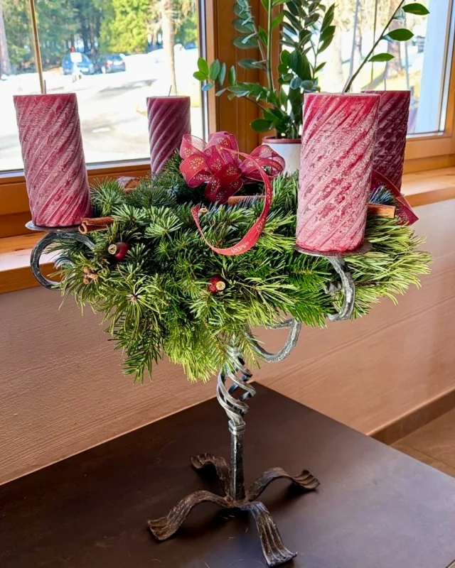 .
Bei uns im Naturhotel Lärchenhof zieht langsam die ✨ Weihnachtszeit ein und unsere Andrea ist schon fleißig 🤩 am Dekorieren. 

Mit ganz viel Liebe zum Detail 🫶 bringt sie festliche Stimmung ins Haus und lässt jeden Raum ein bisschen heller leuchten.

Ein selbstgemachter Weihnachtswichtel 🌲 begrüßt unsere Gäste gleich am Eingang und sorgt für herzliche 🩵 Winterfreude. 

Die Weihnachtskrippe 💫 hat bereits ihren Platz gefunden, Laternen schmücken das ganze Hotel und überall findet man kleine, liebevolle Details, die das Herz 🤗 erwärmen.

#hotellärchenhof #lärchenhof #adventzeit #weihnachtswichtel #selbstgemacht #adventkranz #festlichestimmung #advent #winterurlaub #langlaufen  #winterauszeit #ski #winterangebote #auszeitindenbergen #feelaustria #urlaubinösterreich #ramsauamdachstein #schladmingdachstein