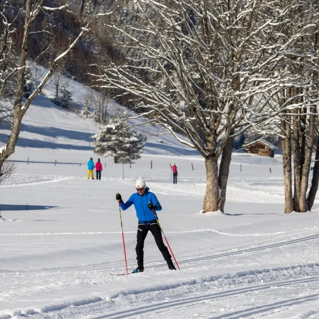 .Langlaufwoche in Bestlage im Naturhotel Lärchenhof

Direkt am sonnigen Loipennetz ☀️ der Ramsau gelegen, erwarten dich sportliche Wintertage in traumhafter Naturkulisse – kombiniert mit Wellnessmomenten, wohltuenden Massagen 🤗 und genussvoller Verwöhn-Halbpension mit regionalen Spezialitäten.

Langlaufwoche:

🩵 3 oder 7 Übernachtungen im gemütlichen Doppelzimmer
🩵 Verwöhn-Halbpension mit regionalen Köstlichkeiten 
🩵 1x Teilkörpermassage bei 3 Nächten
🩵 2x Teilmassagen bei 7 Nächten 
🩵 Langlaufpass für Ramsau am Dachstein (220 km Loipennetz) 
🩵 Ramsauer WinterCard mit vielen Extras
🩵 Entspannung im Naturwellnessbereich mit Panorama-Hallenbad & Saunalandschaft 

3 Nächte ab € 616,- pro Person und Aufenthalt. 
buchbar:  07.12. – 22.12.2025 | 07.01. – 20.01.2026 |  ab 14.03.2026

Gönn dir eine Auszeit im Naturhotel Lärchenhof und genieße deinen Winterurlaub in vollen Zügen! 👉 www.hotel-laerchenhof.at

(c) @hp_steiner 

#hotellärchenhof #lärchenhof #hotel #vorfreude #langlaufwoche #loipen  #skivergnügen #winterurlaub #langlaufen #langlaufstadion #winterauszeit #ski #winterangebote #winterwandern #winteriscoming #auszeitindenbergen #feelaustria #urlaubinösterreich #ramsauamdachstein #schladmingdachstein