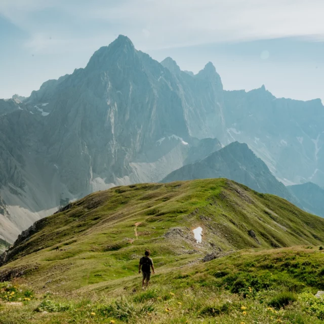 .
Morgenstimmung am Rötelstein

Wenn die ersten Sonnenstrahlen ☀️ die Gipfel berühren und die Bergwelt langsam erwacht, zeigt sich der Rötelstein von seiner schönsten Seite.

Der markante Gipfel ⛰️ auf 2.247 Metern belohnt dich mit einem beeindruckenden Panorama 🤩 auf die Dachstein-Südwände, die Bischofsmütze und die umliegende Bergwelt.

Jetzt deinen Bergsommer 🫶 im Naturhotel Lärchenhof erleben und unvergessliche ✨ Gipfelmomente sammeln.

👉 www.hotel-laerchenhof.at

(c) @christine.percht.hoeflehner 

#naturhotellärchenhof #rötelstein #bergsommer #bergwandern #naturgenießen #dachstein #dachsteinsüdwände #bischofsmütze #sonne #wandertour #bergliebe #wandern #bergtour #ausblick #auszeitindenbergen #bergwelt #natur #ramsauamdachstein