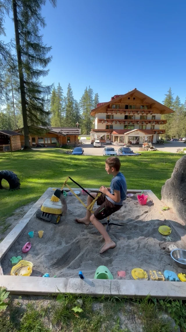 .
Unsere ZEUGNISAKTION geht in die Verlängerung!

Gute Noten 🤩 zahlen sich aus und dein Urlaub gleich mit! Für jeden 1er im Semesterzeugnis schenken wir euch 1 % Rabatt auf euren 💚 Urlaub im Naturhotel Lärchenhof.

Und das Beste 🙌: 
Unter allen Buchungen verlosen wir zusätzlich 🫶 einen Urlaubsgutschein im Wert von € 500,-

So einfach funktioniert’s:

1️⃣ Urlaub im Naturhotel Lärchenhof anfragen
2️⃣ Zeugniskopie an info@hotel-laerchenhof.at senden
3️⃣ Wir ziehen euren persönlichen Notenbonus direkt vom Gesamtpreis ab 

Jetzt Familienzeit in den ⛰️ Bergen sichern!
Buchbar bis 30.06.2026 für Aufenthalte von Juni bis Juli sowie im September 2026.

👉 www.hotel-laerchenhof.at

#naturhotellärchenhof #lärchenhof #hotel #sommerferien #familienzeit #bergsommer #naturbadeteich #bergpanorama #naturküche #naturhotel #wellness #sonnegenießen #auszeitindenbergen #wandern #radfahren #streichelzoo #spielplatz #bergwelten #feelaustria #urlaubinösterreich #schladmingdachstein