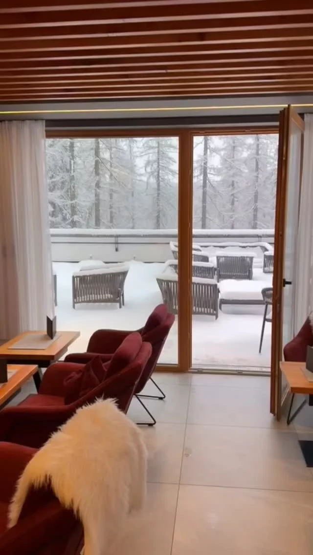 Der Winter ist zurück!

Über Nacht hat Frau Holle ihre weiße Pracht ❄️ ausgeschüttet und die Landschaft rund um das Naturhotel Lärchenhof in ein wahres Wintermärchen 🩵 verwandelt.

Klare Bergluft 🏔️ und frische Spuren im Schnee – dein Winterwonderland direkt vor der Tür.

Sichere dir deinen Winterurlaub 🤩 im Jänner mit Langlaufgenuss, entspannenden Wellnessmomenten und herzlicher Gastfreundschaft 🫶 inmitten der Ramsauer Bergwelt.

👉 www.hotel-laerchenhof.at

#naturhotellärchenhof #langlauf #naturhotel #winterurlaub #neuschnee