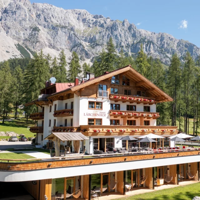 .
Radwochenende für Genussrennradfahrer im Naturhotel Lärchenhof 

Frische Bergluft, aussichtsreiche 🚴‍♀️ Rennradtouren und genau die richtige Mischung aus Aktivsein und 🤗 Erholung. 

All das erwartet dich bei unserem Radwochenende im Naturhotel Lärchenhof:

🚴‍♀️ Professioneller Körper-Check (BIA-Messung)
🚴‍♀️ 3x Geführte Gruppenausfahrten angepasst an dein Leistungsniveau
🚴‍♀️ Vortrag "Gezielter Trainingsaufbau im Freizeitsport"
🚴‍♀️ Fahrtechnik am Rennrad „Fahren in der Gruppe“ und "Fahren bergab"

Gemeinsam unterwegs sein, an der Technik feilen, neue Strecken 🙌 entdecken und danach entspannt ☀️ im Wellnessbereich abschalten und die Sonne genießen.

buchbar 29.05. bis 31.05.2026

Infos & Anmeldung: https://www.svs.at/cdscontent/?c

#naturhotellärchenhof #radwochenende #radfahren #rennrad #bikewochenende #sommer #auszeitimsommer #naturhotel #aktiv #energietanken #wellness #sommerfeeling #sommer #auszeitindenbergen #biken #frischebergluft #alpen #bergliebe #bergwelten #mountains #loveit #feelaustria #urlaubinösterreich #schladmingdachstein