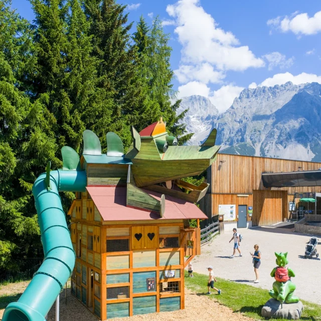 .
🤫 Kennst du schon das neue Kalihaus am Rittisberg?

Für unsere kleinsten Gäste 🤩 von 3 bis 12 Jahren wartet ein spannendes Abenteuer voller Spiel, Spaß 🙌 und Bewegung.

Auf zwei Etagen gibt es jede Menge zu 👀 entdecken – klettern, spielen und die große 🛝 Kali-Riesenrutsche ausprobieren. 

Ein perfektes Ausflugsziel ☀️ für die ganze Familie und ein Highlight für euren Sommerurlaub ⛰️ in Ramsau am Dachstein. 

👉 Vorbeikommen, entdecken und gemeinsam unvergessliche Familienmomente erleben!

(c) @hp_steiner 

#naturhotellärchenhof #rittisberg #kalihaus #neuamberg #bergsommer #dachstein #mittenindenbergen #naturgenießen #sonne #familienzeit #bergliebe #wandern  #ausblick #auszeitindenbergen #bergwelt #natur #ramsauamdachstein #kali
