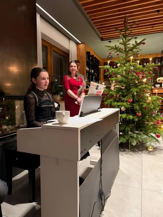 .
Wir wünschen euch eine wundervolle Weihnachtszeit 🎄 voller Wärme, schöner Gedanken und besonderer ✨ Augenblicke.

Frohe Weihnachten
Familie Walcher & das gesamte Lärchenhof‑Team

#hotellärchenhof #lärchenhof #weihnachten #merrychristmas #schöneweihnachten #fröhlicheweihnachten #feiertage #familienzeit #adventzeit #dachstein #urlaubinösterreich #feelaustria #visitsteiermark #schladmingdachstein #ramsauamdachstein