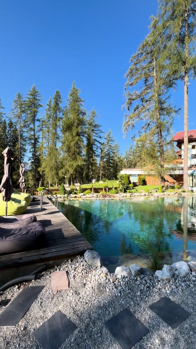 .
Strahlender ☀️ Sonnenschein, dein Lieblingsplatz am Wasser, gemütliche Liegen und dieser Blick 🤩 auf die Ramsauer Bergwelt! 

So fühlt sich dein Bergsommer ⛰️ im Naturhotel Lärchenhof an – mitten in der Natur 💚 und genau richtig für eine kleine Pause zwischendurch.

🤫 Wäre das nicht genau dein Platz für ein paar entspannte Tage im Naturhotel Lärchenhof?

👉 www.hotel-laerchenhof.at

#naturhotellärchenhof #naturbadeteich #sommer #mittenindenbergen #naturgenießen #sonne #lassdichverwöhnen #bergliebe #wandern #radfahren #sommersaison #auszeitindenbergen #bergwelt #natur #ramsauamdachstein