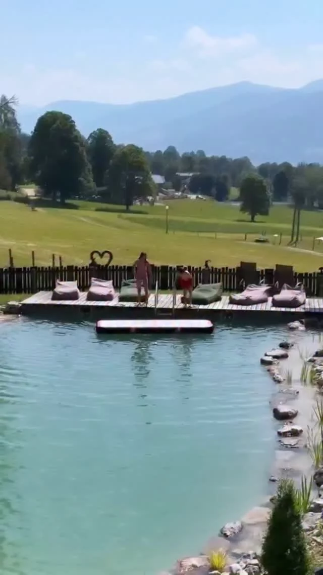 .
💦 Bei diesen Temperaturen hilft nur eins: ein Sprung ins kühle Nass! 

Der Sommer zeigt sich von seiner schönsten Seite. 

Sonne auf ☀️ der Haut, kühles Wasser, blauer Himmel über den Bergen ⛰️ und einfach Zeit für dich.

Am Naturbadeteich die Seele baumeln lassen, zwischendurch ein gutes Buch 📖 lesen oder einfach den Blick über die Bergwelt 🤩 schweifen lassen.

Nicht viel planen. Einfach den Sommer spüren. 

👉 www.hotel-laerchenhof.at

#naturhotellärchenhof #naturbadeteich #sommer #mittenindenbergen #ramsauamdachstein