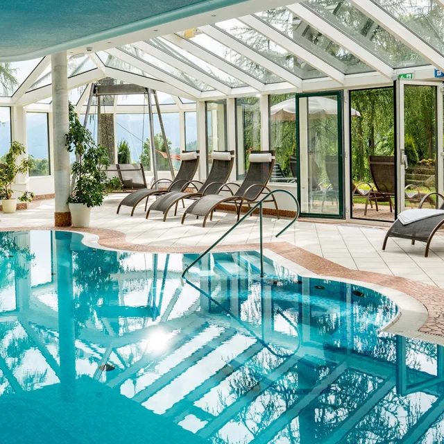 .
Während draußen leise die  Regentropfen 🌧️ fallen, kehrt drinnen eine wohltuende Ruhe ein. 

Kein Müssen, kein Termin, nur Zeit für dich.

Im warmen Hallenbad 💦 schwimmen, die Wärme der Sauna genießen, sich bei einer Massage verwöhnen 🤗 lassen oder mit einem guten Buch einen gemütlichen Platz finden. 

Zurücklehnen, durchatmen und einfach den Augenblick genießen. 

#naturhotellärchenhof #wellness #regentage #wanderpause #bergwelten #schwimmbad #sauna #infrarotkabine #massage #ramsauamdachstein #auszeitindenbergen #entspannungpur #durchatmen #naturgenuss #wohlfühlzeit