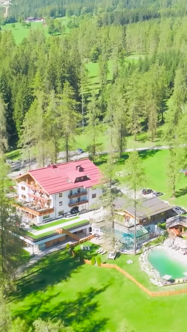Herbstgenuss ☀️ am Lärchenhof – goldene Tage für Körper & Seele!

Wenn sich die Wälder bunt verfärben, die Luft klarer wird und die Berge ⛰️ im milden Licht des Altweibersommers leuchten, ist es Zeit für eine besondere ✨ Auszeit im Naturhotel Lärchenhof.

Spaziere auf sonnigen 🥾 Wanderwegen, tanke Kraft in der Stille der Natur und lass dich im rundum 🤗verwöhnen!

Deine Herbstauszeit: 

🍂 3 Nächte im gemütlichen Doppelzimmer
 🍂 Verwöhn-Halbpension mit regionalen Spezialitäten
 🍂 Schladming-Dachstein Sommercard für zahlreiche Ausflugsziele
 🍂 1x Entspannungsmassage (25 Min.) für dein Wohlbefinden
 🍂 Wanderkarte für unvergessliche Herbsttouren
 🍂 Erholung im Naturwellnessbereich mit Naturschwimmteich, Hallenbad & Saunalandschaft

3 Nächte ab € 558,- pro Person im Doppelzimmer

Jetzt buchen und den Herbst in vollen Zügen genießen. 👉  www.hotel-laerchenhof.at

#hotellärchenhof #lärchenhof #hotel #wandernimherbst #herbstzeit #auszeitimherbst #naturhotel #herbstsonne #auszeitindenbergen #wandern #radfahren #frischebergluft #alpen #bergliebe #bergwelten #mountains #feelaustria #urlaubinösterreich #schladmingdachstein