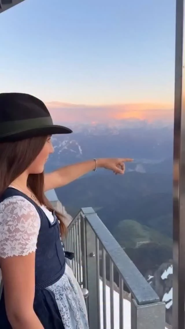 Sonnenuntergang am Dachstein

Wenn die Sonne ☀️ langsam hinter den Bergen verschwindet und die letzten Strahlen die Gipfel ⛰️ in warmes Licht tauchen, wird es still am Dachstein.

Der Himmel färbt sich in sanften Farben, die Bergwelt 🤩zeigt sich von ihrer schönsten Seite und für einen Moment scheint die Zeit langsamer zu vergehen.

Einfach stehen bleiben, den Ausblick 🫶 genießen und diesen besonderen Augenblick bewusst wahrnehmen.

Momente wie diese machen den Sommer in den Bergen so besonders.