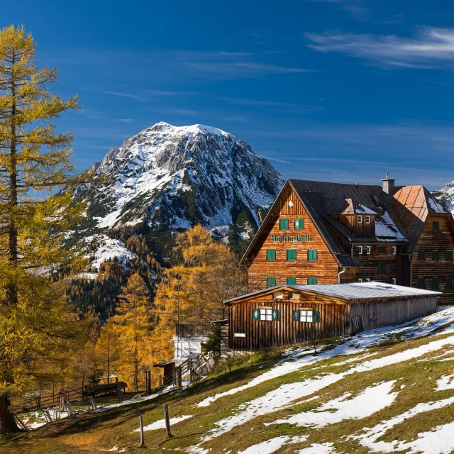 .
Herbststille am Berg

Ein freier Tag, klare Bergluft und Zeit, die Natur 🤎 einfach wirken zu lassen.

Wir genießen unsere kleine Auszeit 🤗 auf dem Roseggerweg hinauf zur Austriahütte. Goldenes Licht im Tal, glitzernder Schnee auf den Gipfeln 🏔️ und eine Stille, die nur der Berg kennt.

Der Herbst 🍂 zieht sich langsam zurück und der Winter ❄️ schickt bereits seine ersten leisen Grüße.

(c) @herbertraffalt 

#hotellärchenhof #lärchenhof #herbstwanderung #auszeitgenießen  #herbstzeit #austriahütte #goldeneslicht #auszeitimherbst #vorfreude #skiurlaub #winter #bergliebe #bergwelten #panorama #schönsteplätze #schladmingdachstein #ramsauamdachstein