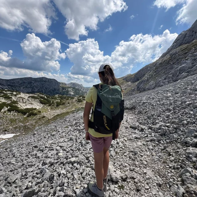 .
Königsetappe Ramsau

Wer die Ramsauer Bergwelt ⛰️ von ihrer eindrucksvollsten Seite erleben möchte, sollte sich diese 🥾 Tour nicht entgehen lassen. 

Vorbei an wilden 💦 Wassern, durch die einzigartige Landschaft „Am Stein“ und hinauf zum Guttenberghaus – einer der höchstgelegenen 🤗 Schutzhütten der Region.

Oben angekommen wartet nicht nur eine wohlverdiente Einkehr, sondern auch ein atemberaubender 🤩 Ausblick, der jede Anstrengung vergessen lässt.

🤫 Hast du diese Wanderung schon auf deiner Sommer-Bucket-List? 

Jetzt die letzten Zimmer für das Wochenende buchen! 👉 www.hotel-laerchenhof.at

#naturhotellärchenhof #königsetapperamsau #bergsommer #mittenindenbergen #naturgenießen #sonne #wandertour #bergliebe #wandern #bergtour #ausblick #auszeitindenbergen #bergwelt #natur #ramsauamdachstein